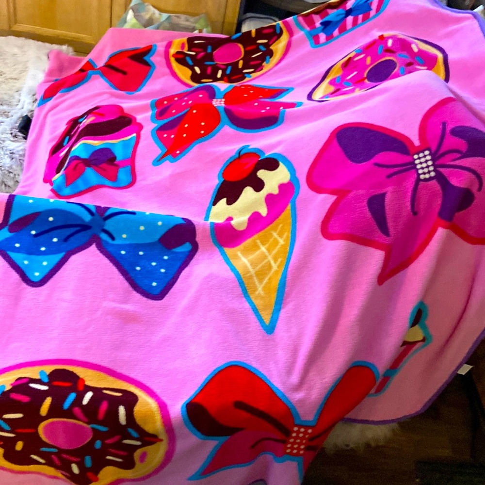 Jojo Super soft blanket. Like new twin